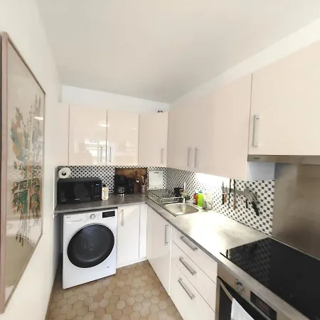 Apartment Avec Balcon Et Parking A Alesia